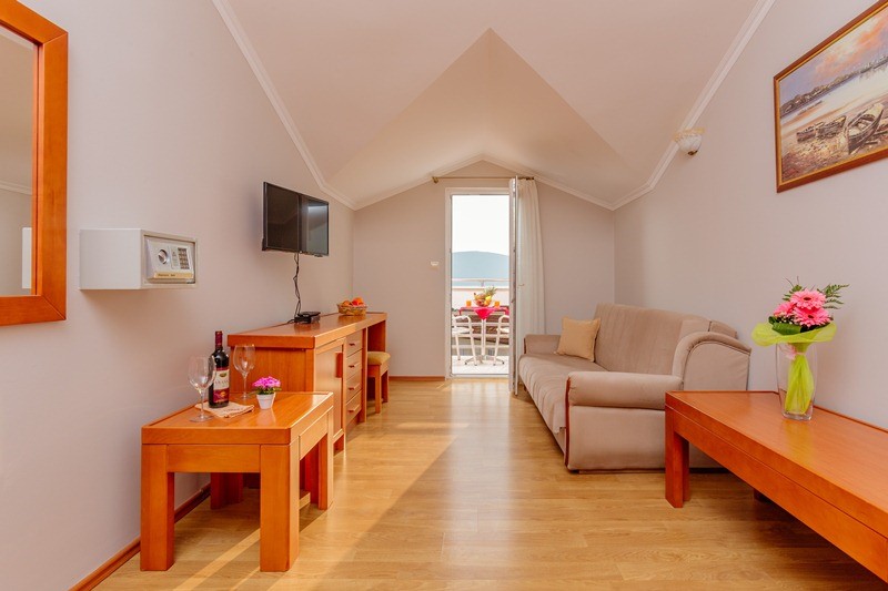 Mini hotel for sale in Tivat, Montenegro – MRE0028