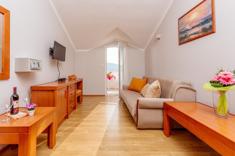 Mini hotel for sale in Tivat, Montenegro – MRE0028