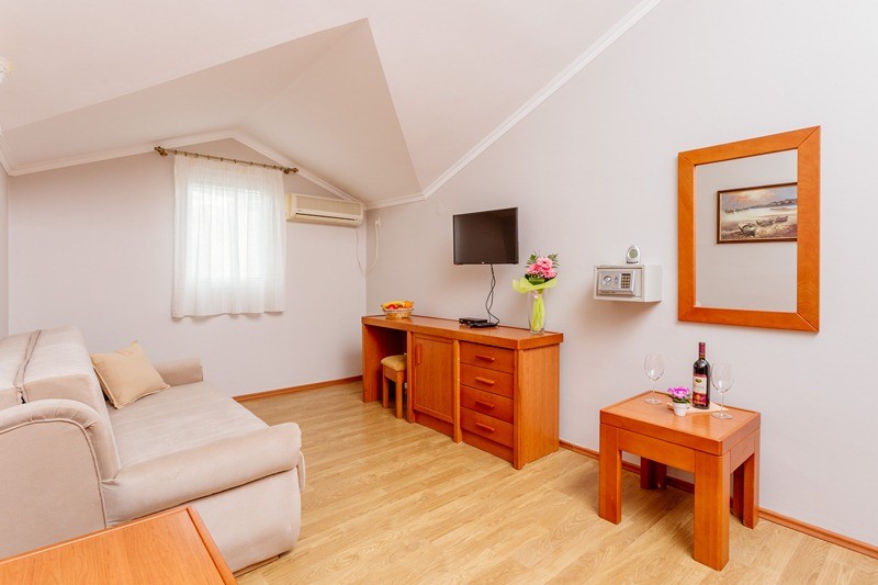 Mini hotel for sale in Tivat, Montenegro – MRE0028