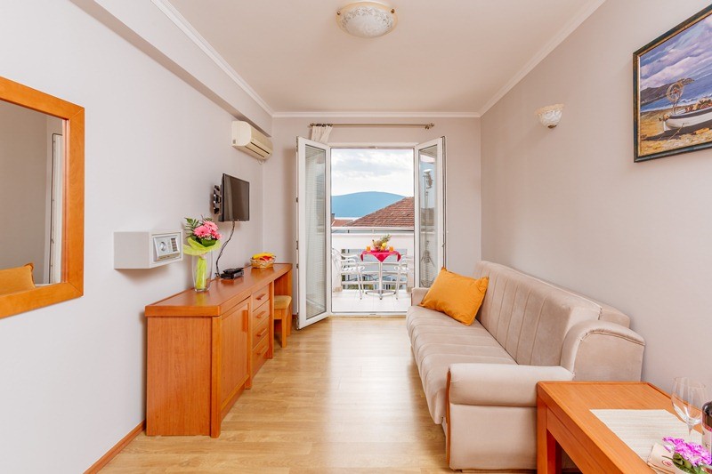 Mini hotel for sale in Tivat, Montenegro – MRE0028