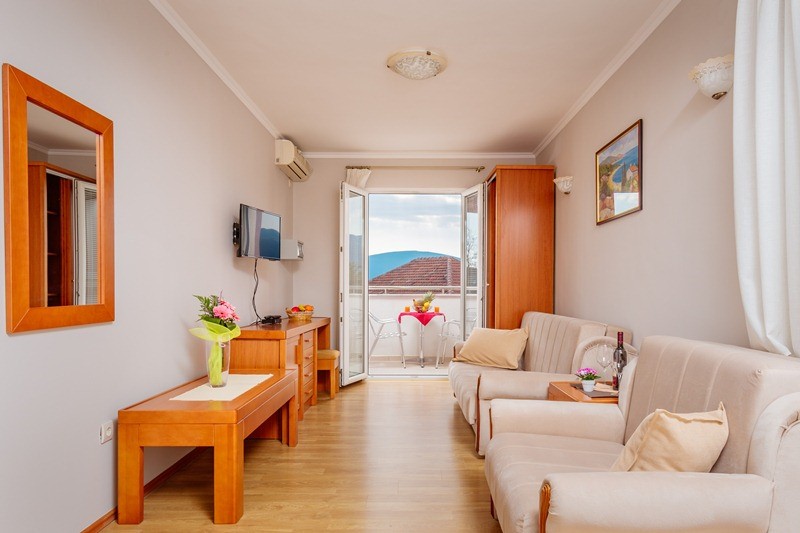 Mini hotel for sale in Tivat, Montenegro – MRE0028