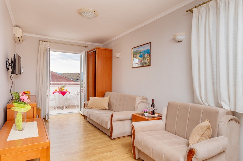 Mini hotel for sale in Tivat, Montenegro – MRE0028