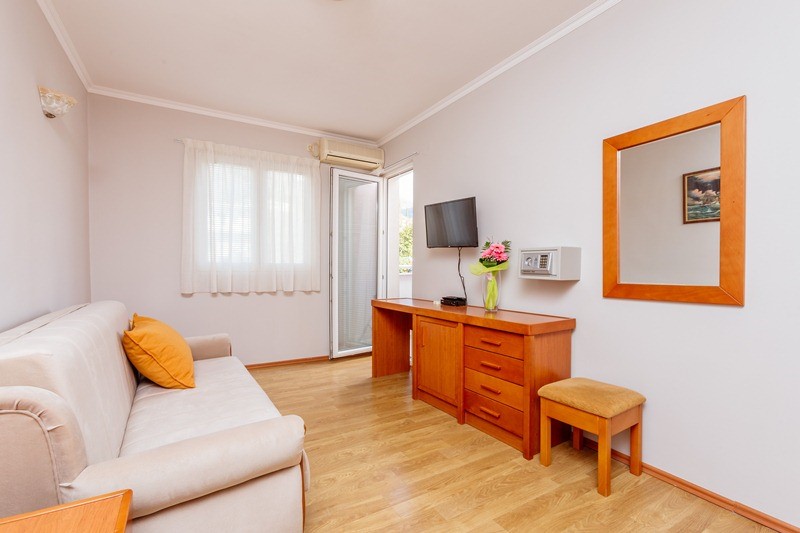 Mini hotel for sale in Tivat, Montenegro – MRE0028