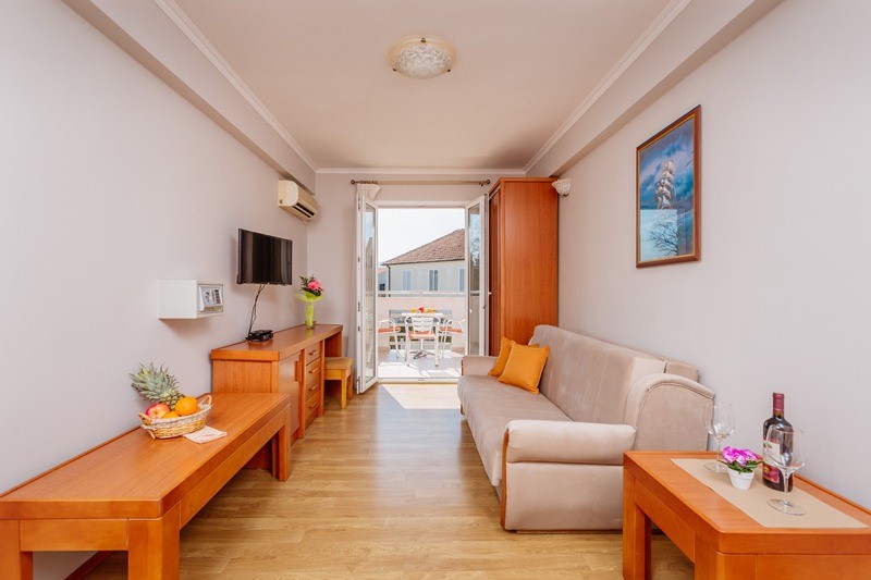 Mini hotel for sale in Tivat, Montenegro – MRE0028