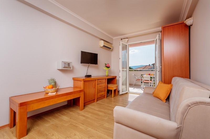 Mini hotel for sale in Tivat, Montenegro – MRE0028