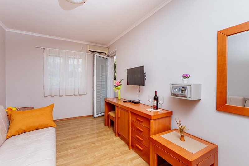 Mini hotel for sale in Tivat, Montenegro – MRE0028