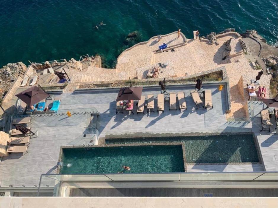 Waterfront apartments in Dobra Voda-Bar, Montenegro – MRE0020