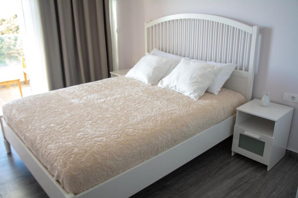 Waterfront apartments in Dobra Voda-Bar, Montenegro – MRE0020