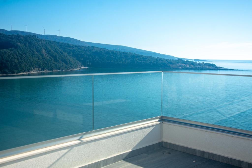 Waterfront apartments in Dobra Voda-Bar, Montenegro – MRE0020