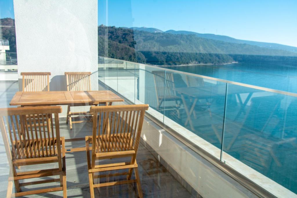 Waterfront apartments in Dobra Voda-Bar, Montenegro – MRE0020