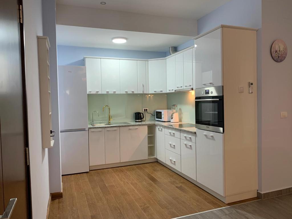 Waterfront apartments in Dobra Voda-Bar, Montenegro – MRE0020