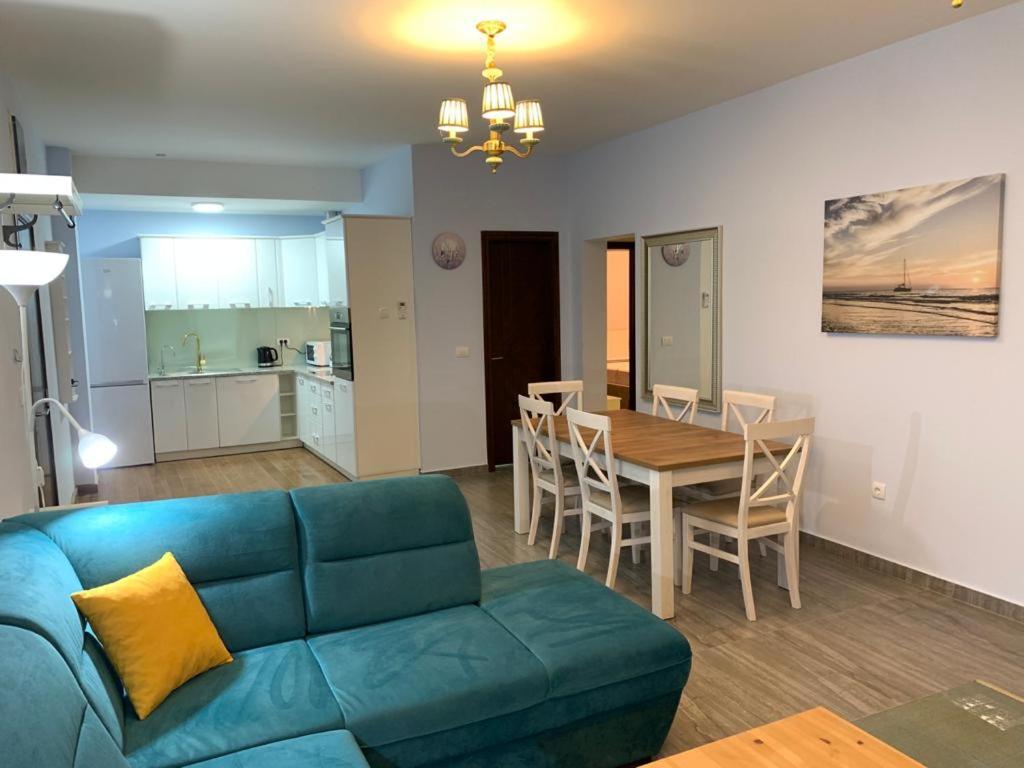 Waterfront apartments in Dobra Voda-Bar, Montenegro – MRE0020