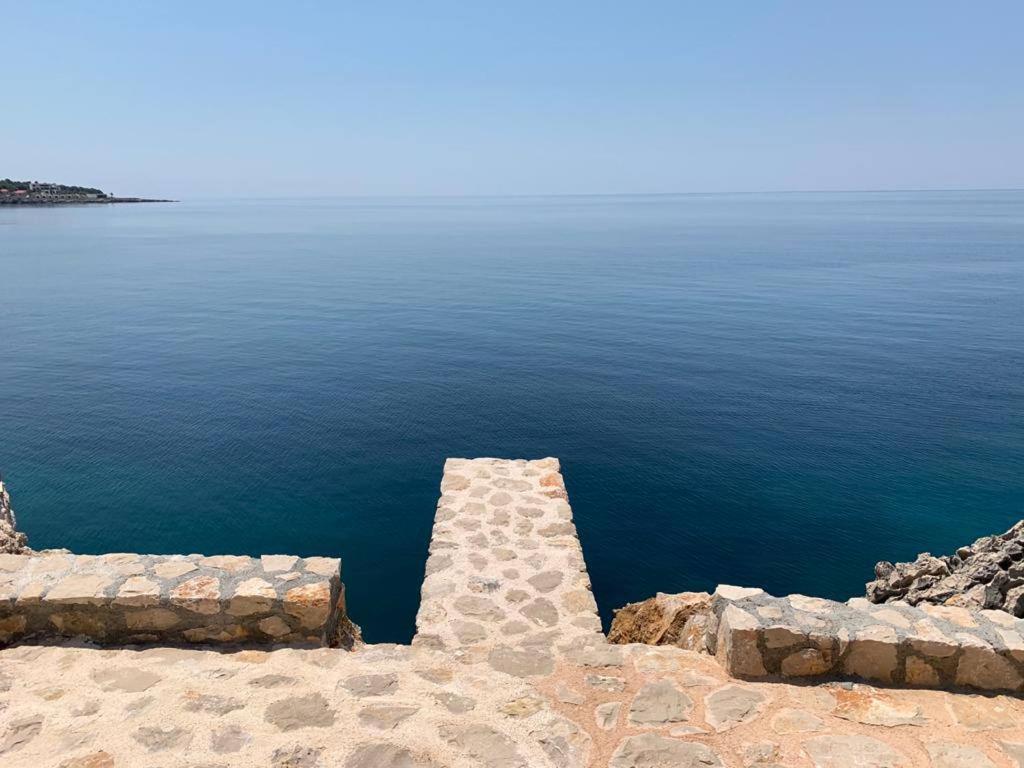 Waterfront apartments in Dobra Voda-Bar, Montenegro – MRE0020