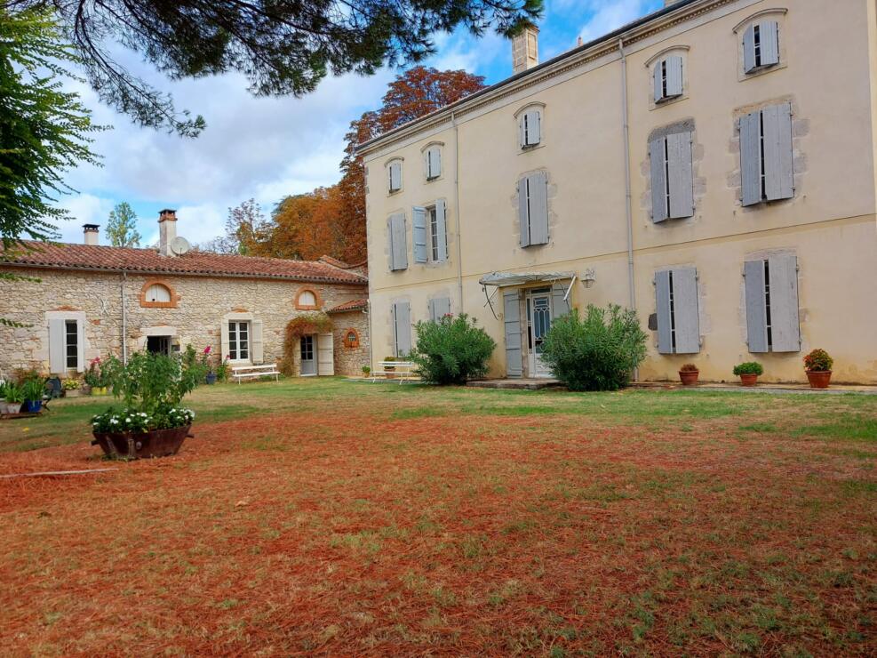 Chateau with Guest house and Private Chapel – Agen, France