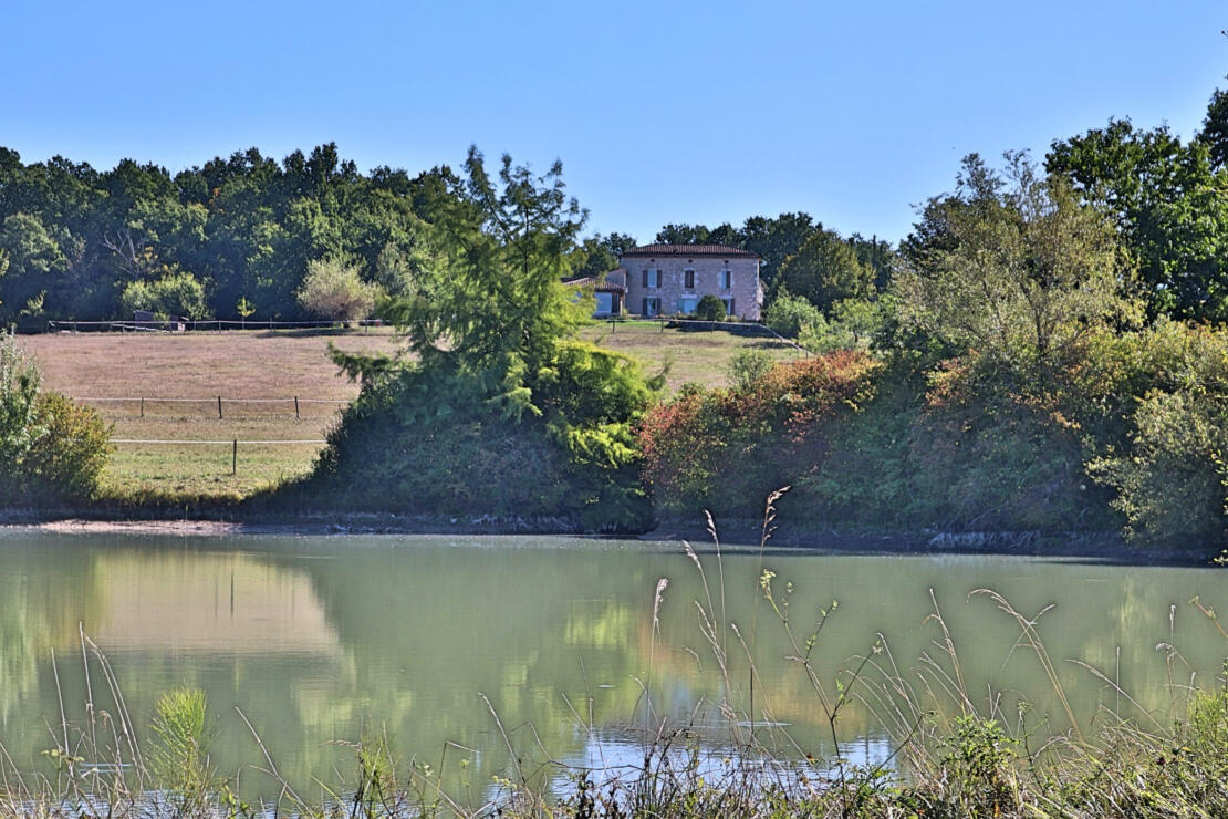 19th Century Farmhouse with amazing view and a lake – Nastringues 24230 – France