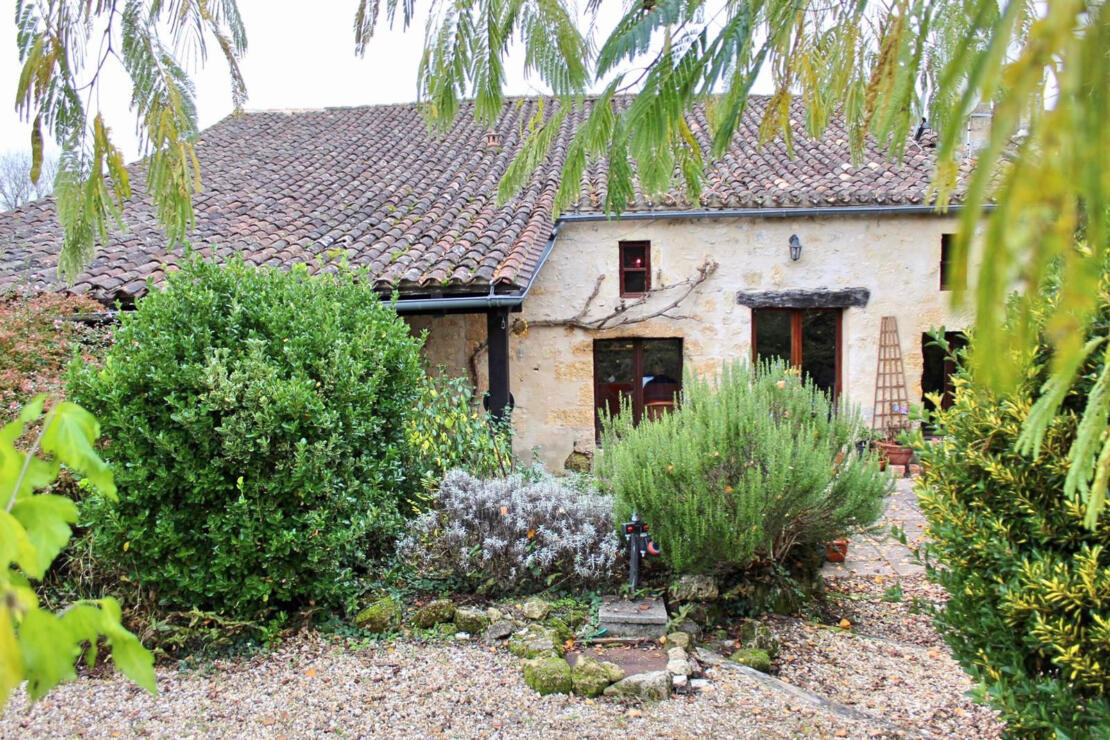 Stone Cottage in a hamlet with Gite and Pool – 24610 Minzac – France