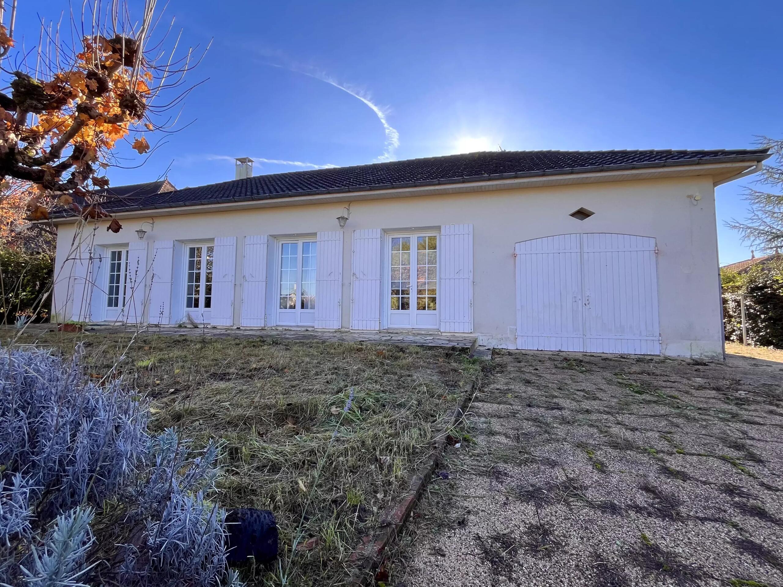 Three-Bedroom village house with pool, Nouvelle-Aquitaine – France – BVI74226