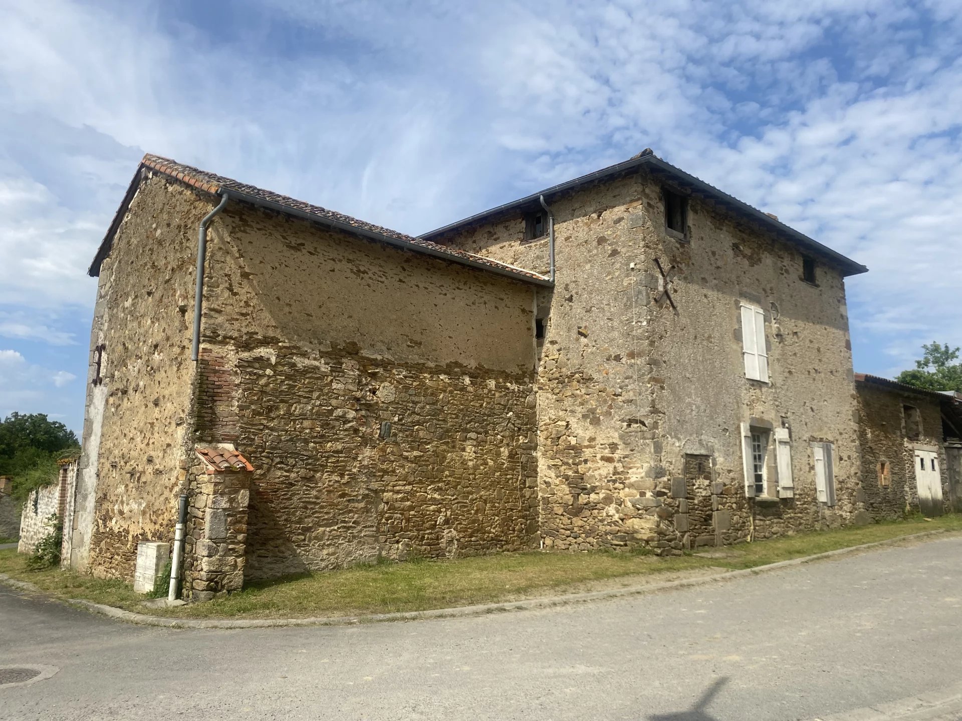 Beautiful village house to renovate with rear garden, Limousin – France – BVI76237