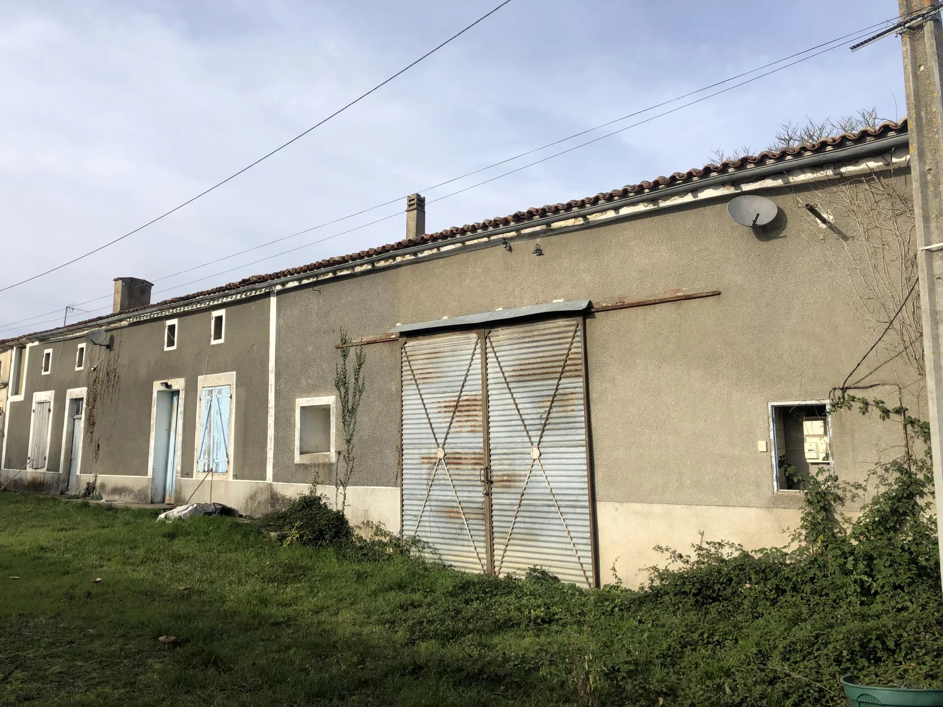 A great project with plenty of scope. Possible future gite complex, Poitou-Charentes – France – BVI71948