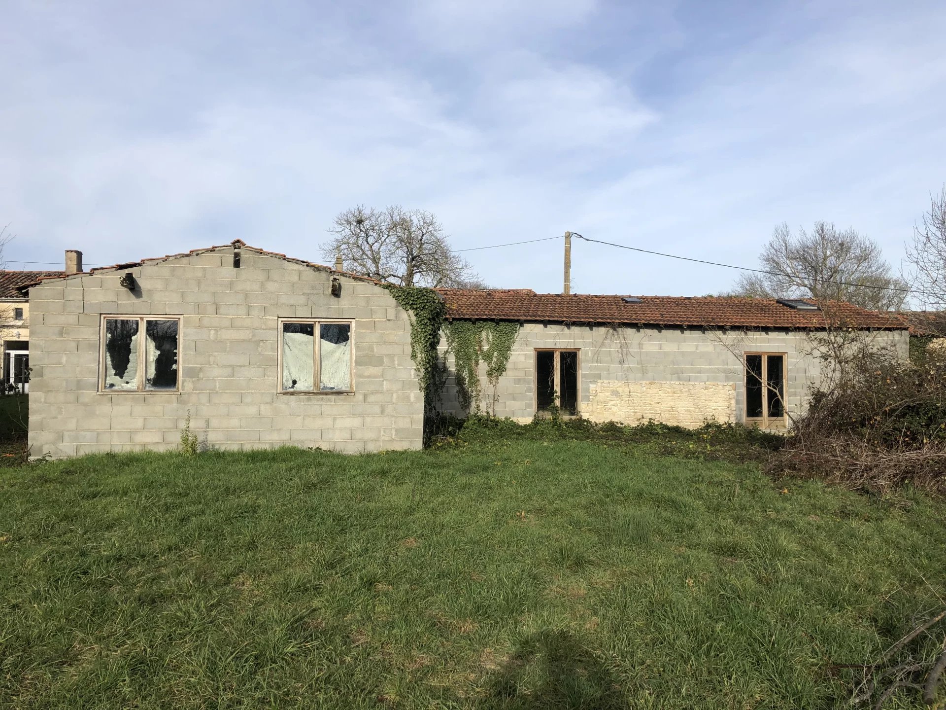 A great project with plenty of scope. Possible future gite complex, Poitou-Charentes – France – BVI71948