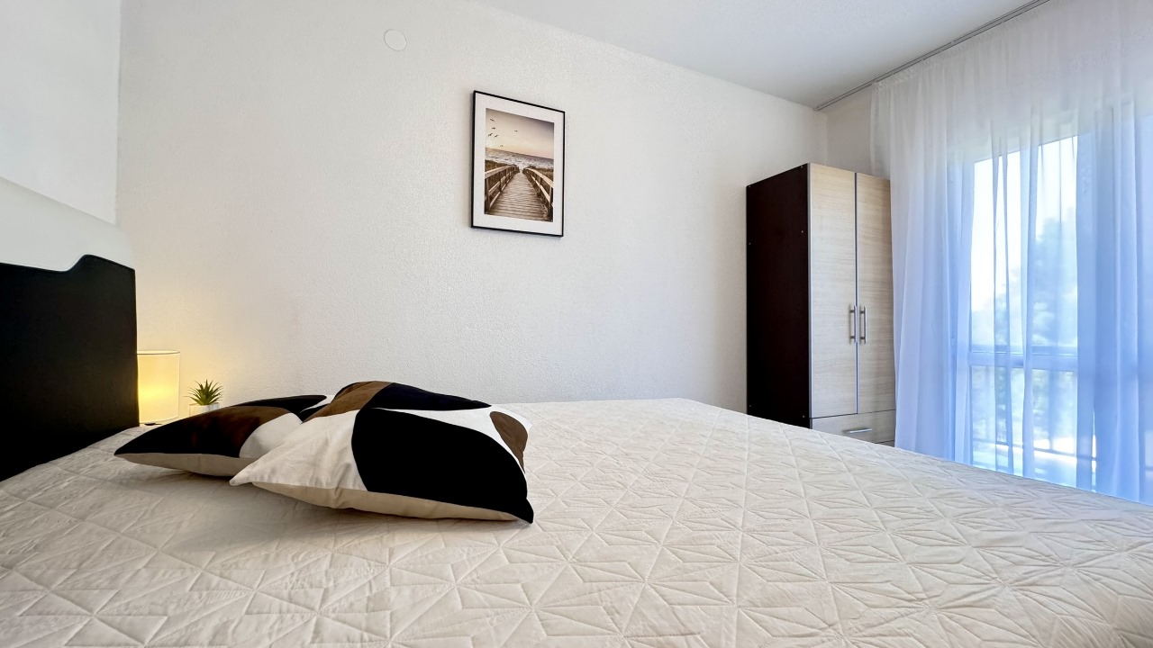 Cozy 2-Bedroom Apartment in Bar, Montenegro – MREALE47