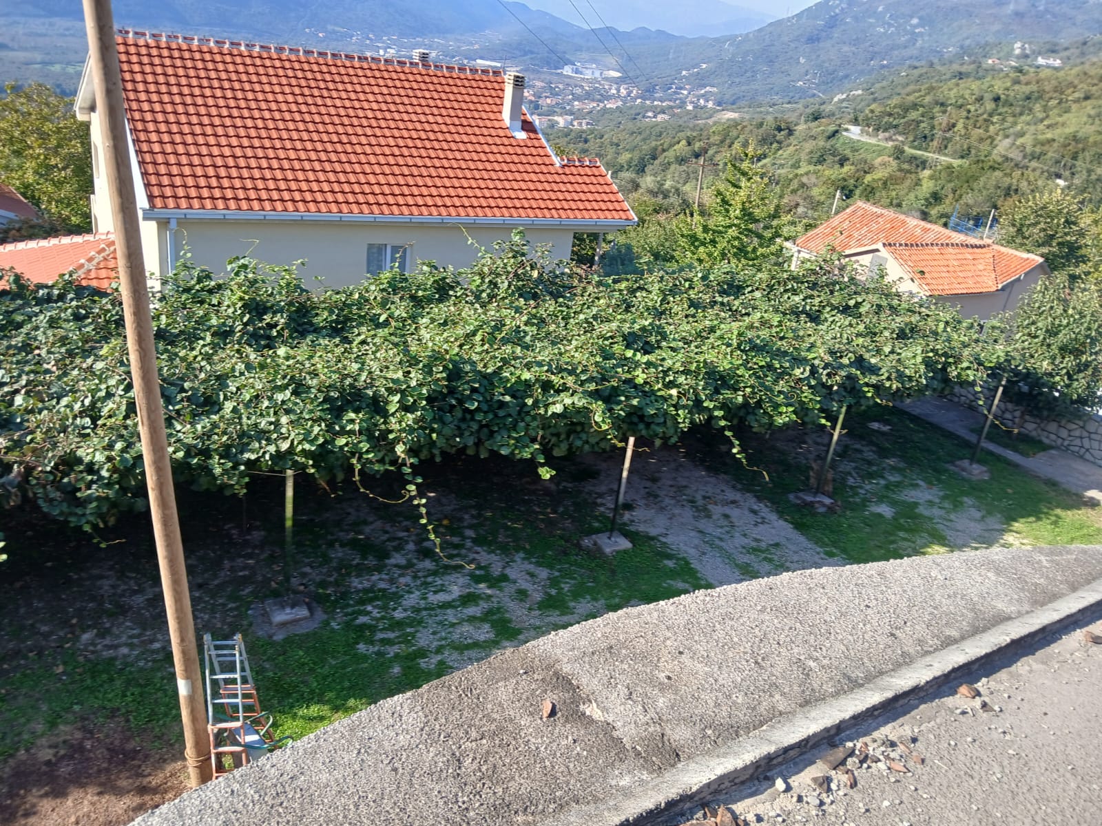 Spacious 8-Apartment House with Building Permit, Montenegro – MRENB68