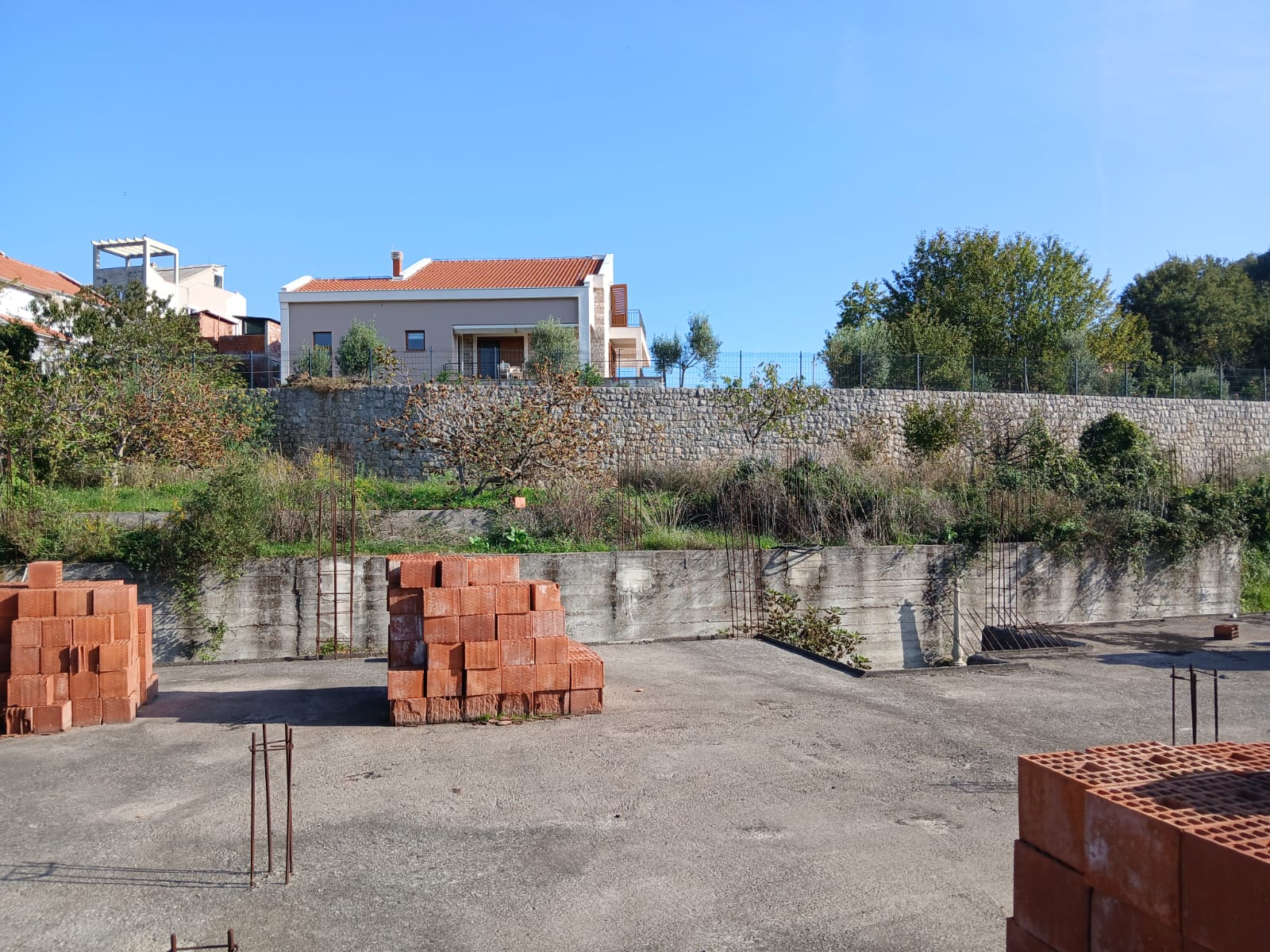 Spacious 8-Apartment House with Building Permit, Montenegro – MRENB68