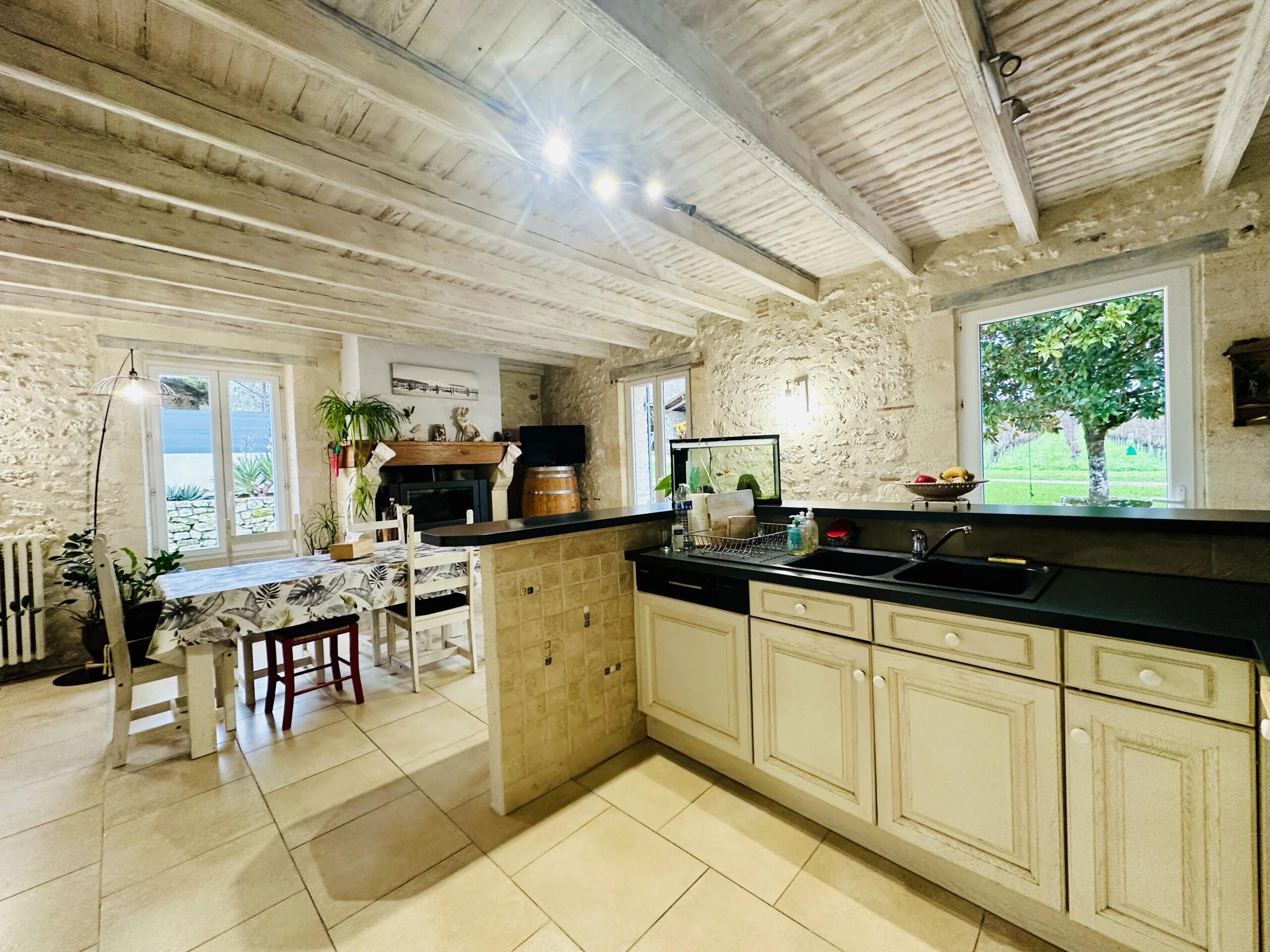 Turnkey AOC Bordeaux organic vineyard with renovated stone farmhouse, Aquitaine – France – BVI72409