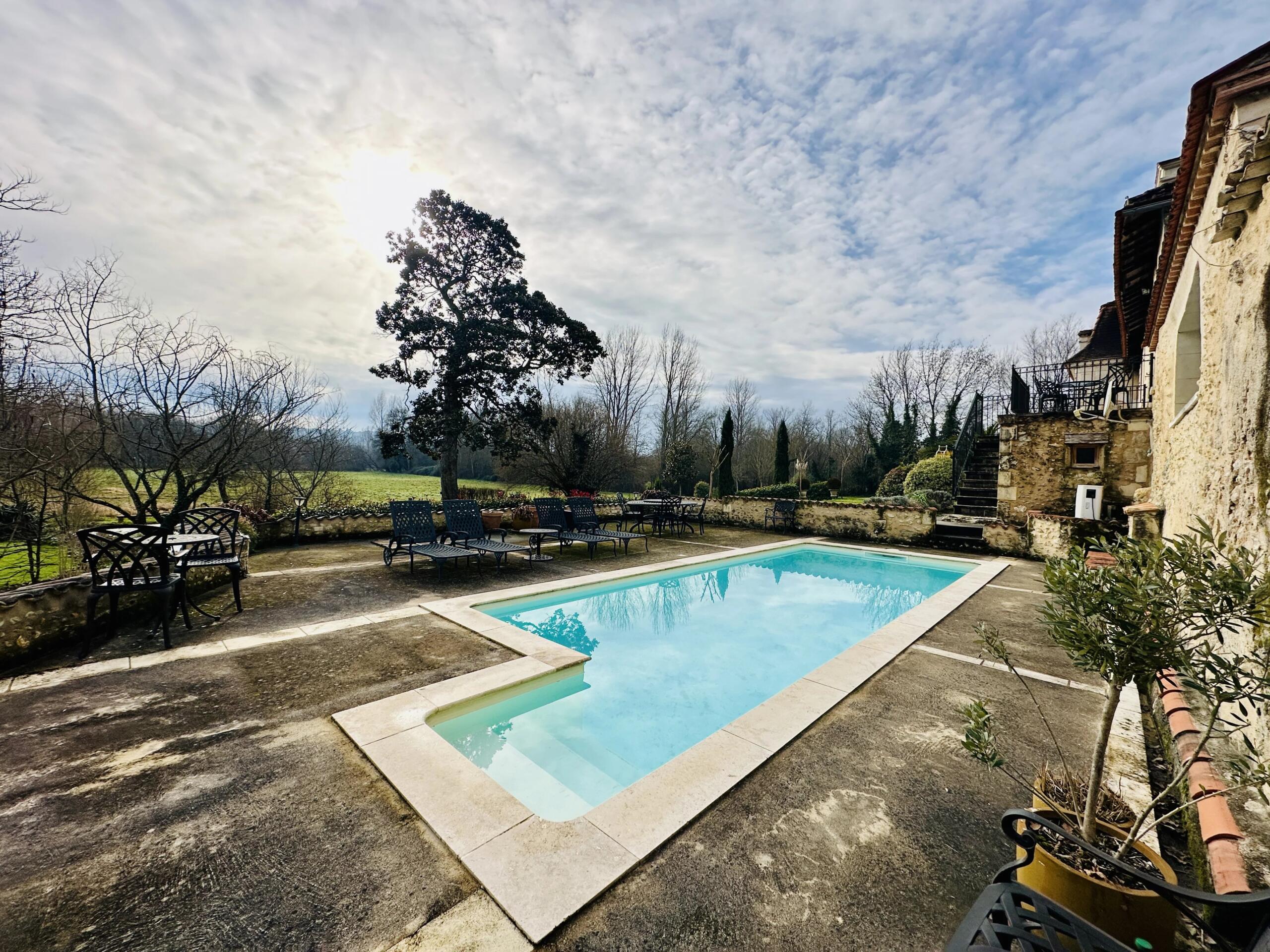 4-bedroom chartreuse with guest house, pool and outbuildings, Aquitaine – France – BVI77895