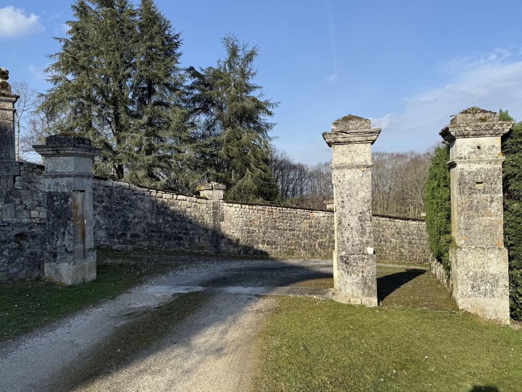 9 bedroom chateau in Charras, Charente, France – 12018366269