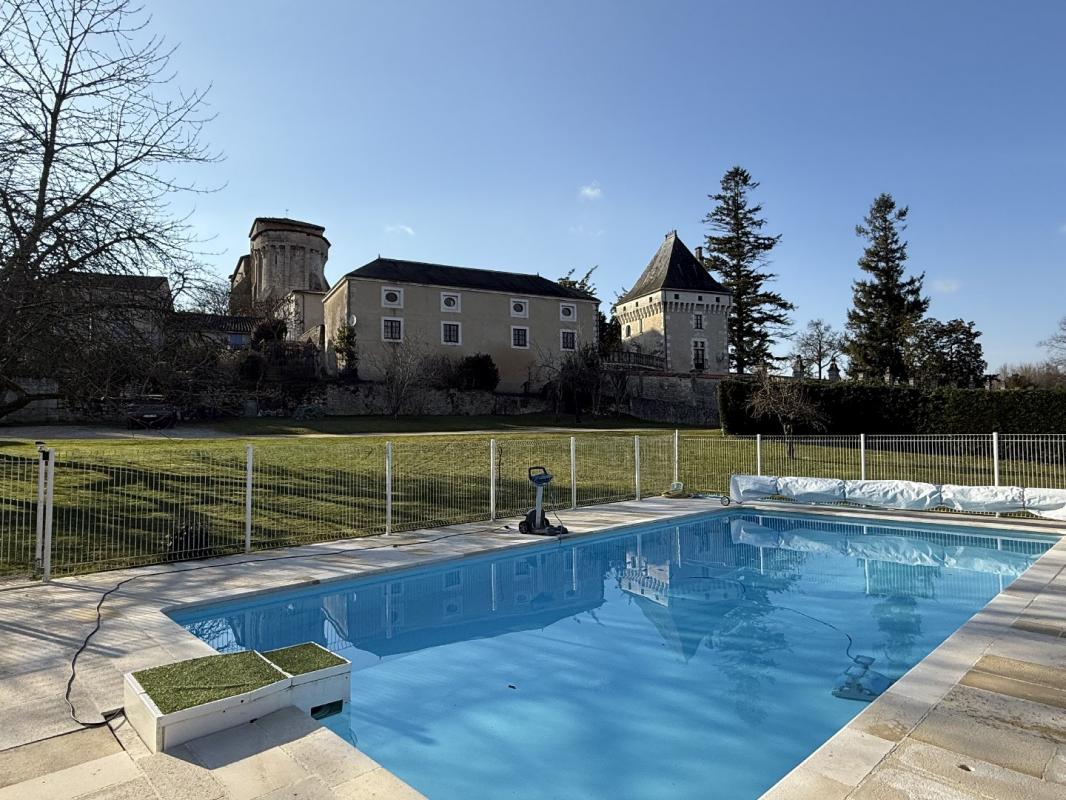 9 bedroom chateau in Charras, Charente, France – 12018366269