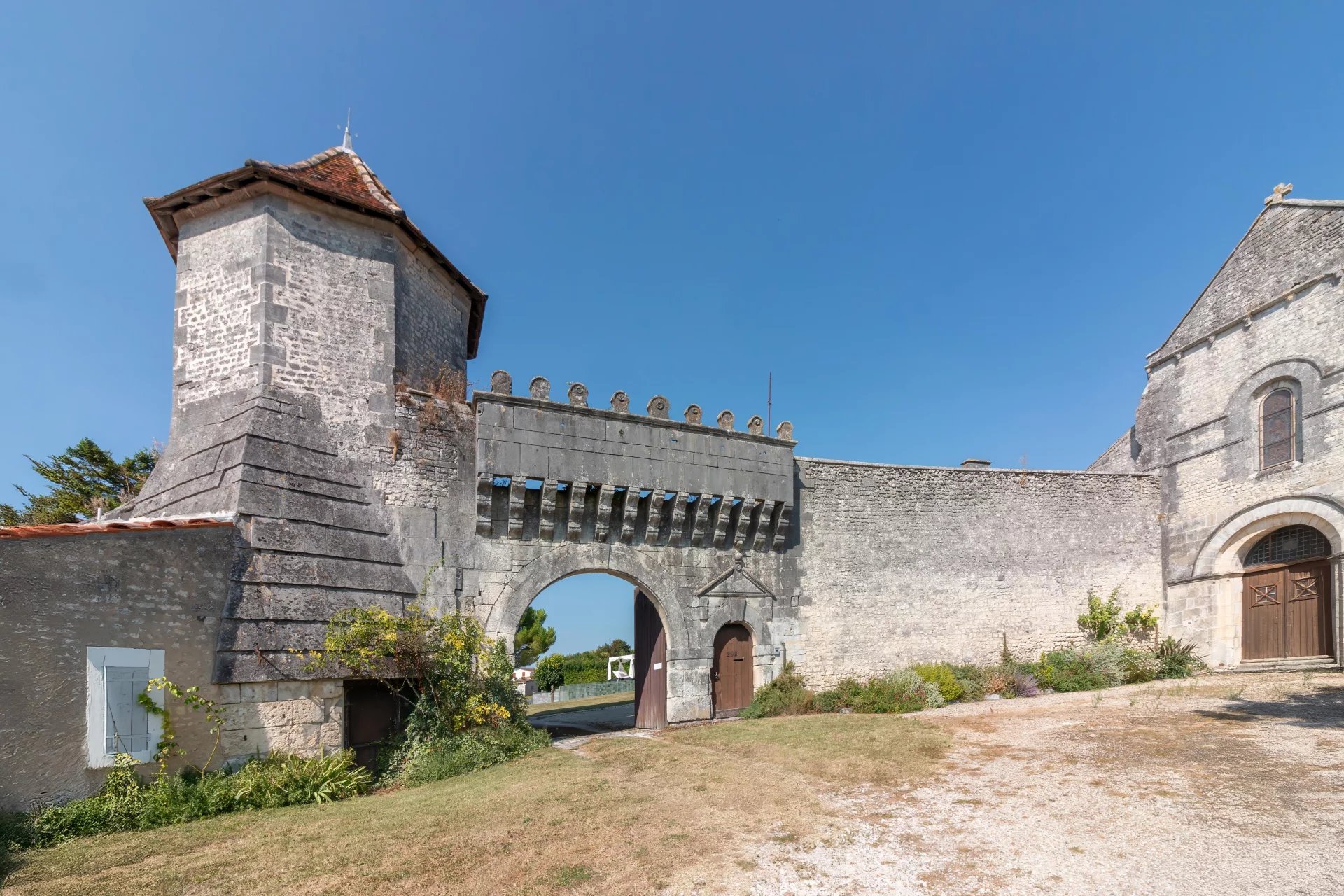 Beautifully renovated historic logis packed with character features, Poitou-Charentes – France – BVI76891