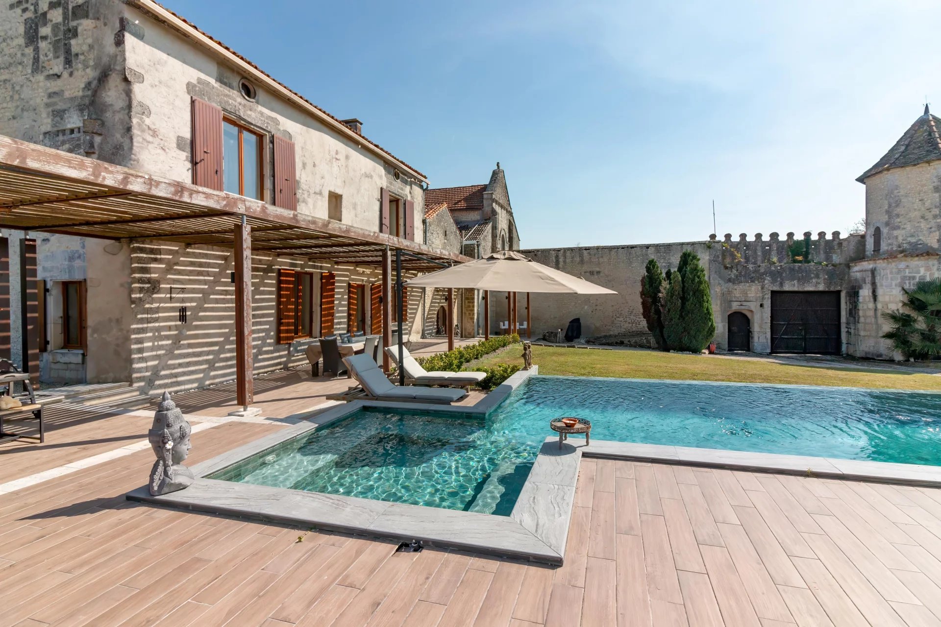 Beautifully renovated historic logis packed with character features, Poitou-Charentes – France – BVI76891