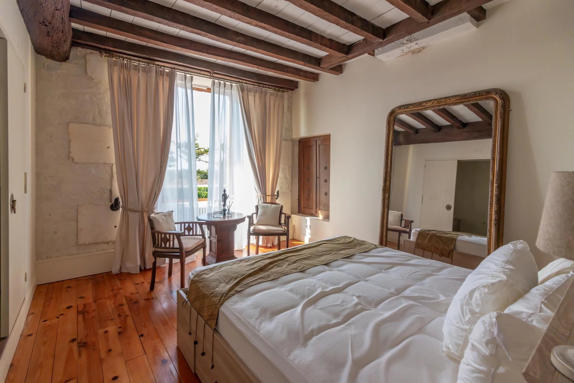 Beautifully renovated historic logis packed with character features, Poitou-Charentes – France – BVI76891