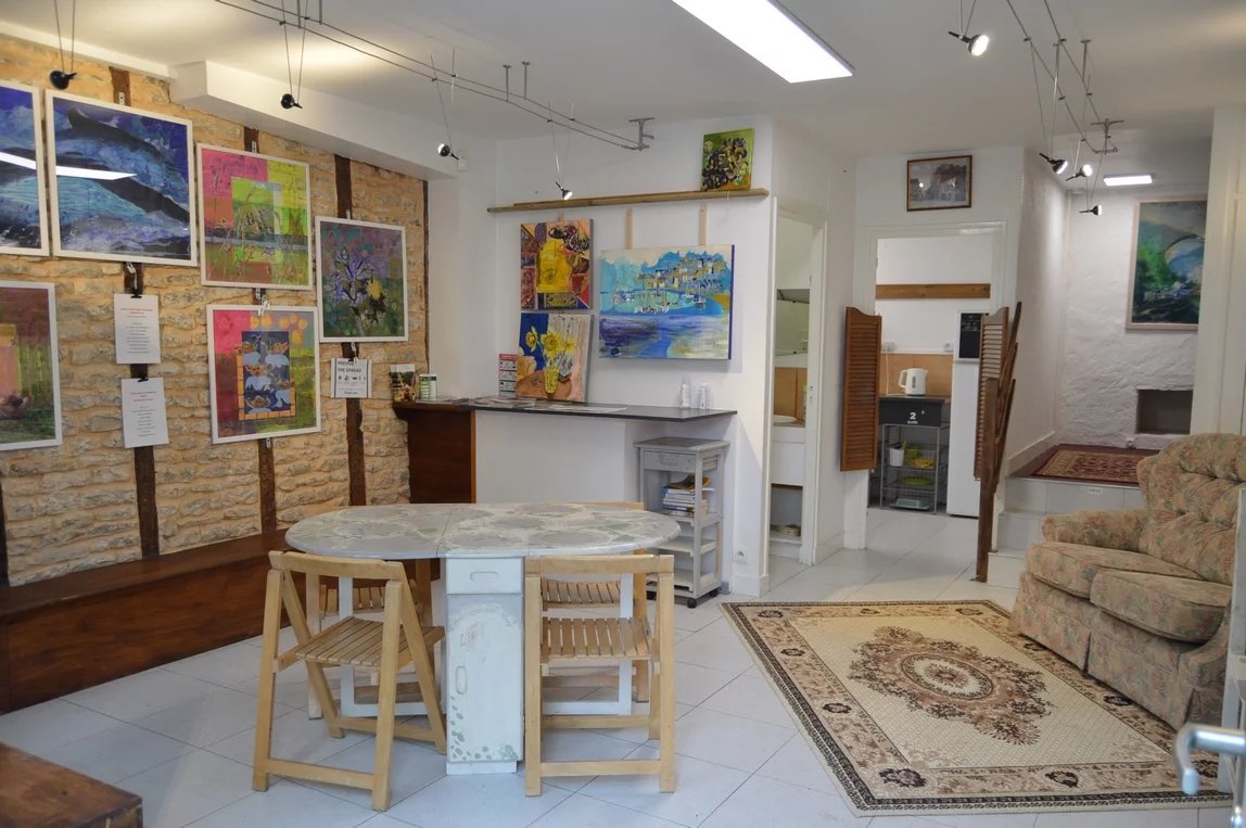 Great business opportunity – Shop with 3 individual suites to rent out, Poitou-Charentes – France – BVI64221