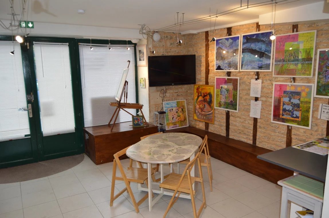 Great business opportunity – Shop with 3 individual suites to rent out, Poitou-Charentes – France – BVI64221