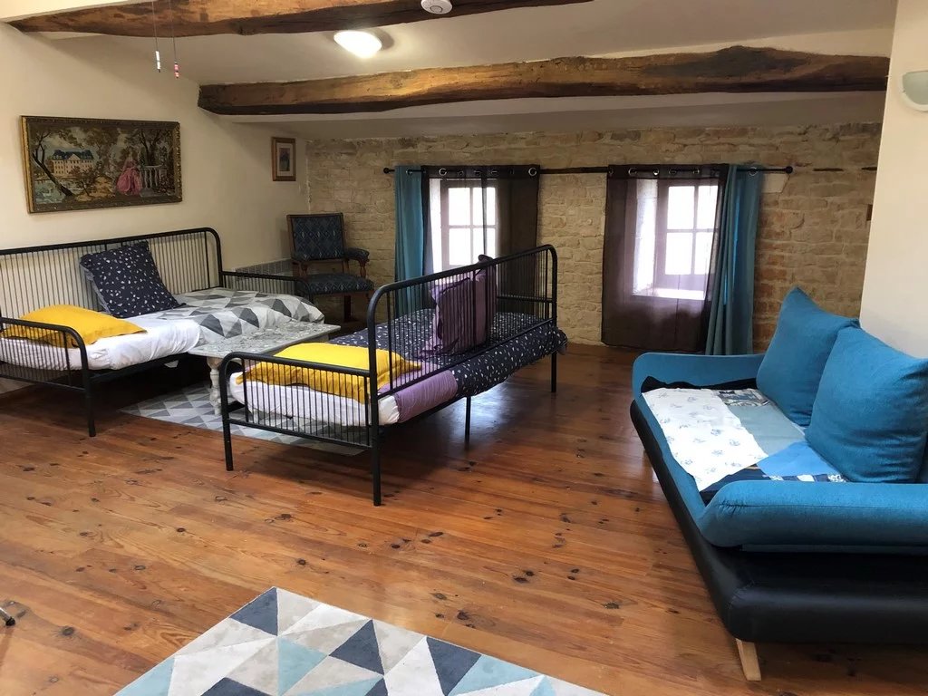 Great business opportunity – Shop with 3 individual suites to rent out, Poitou-Charentes – France – BVI64221