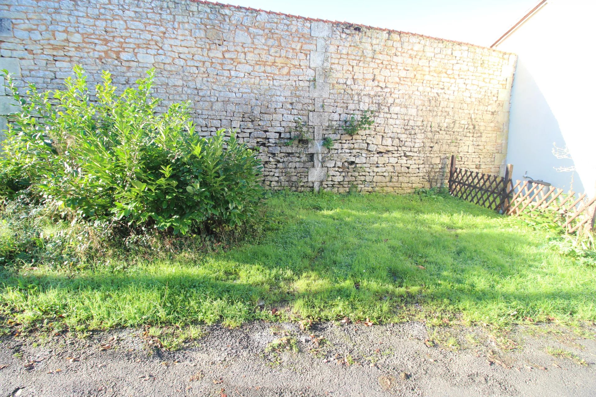 Detached village house with garden and small barn, Poitou-Charentes – France – BVI77583