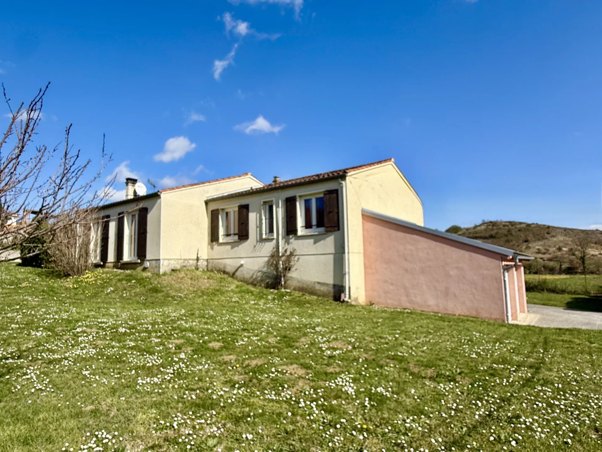 Single-level 3-bedroom home with garage, workshop and countryside views, Languedoc-Roussillon – France – BVI79778