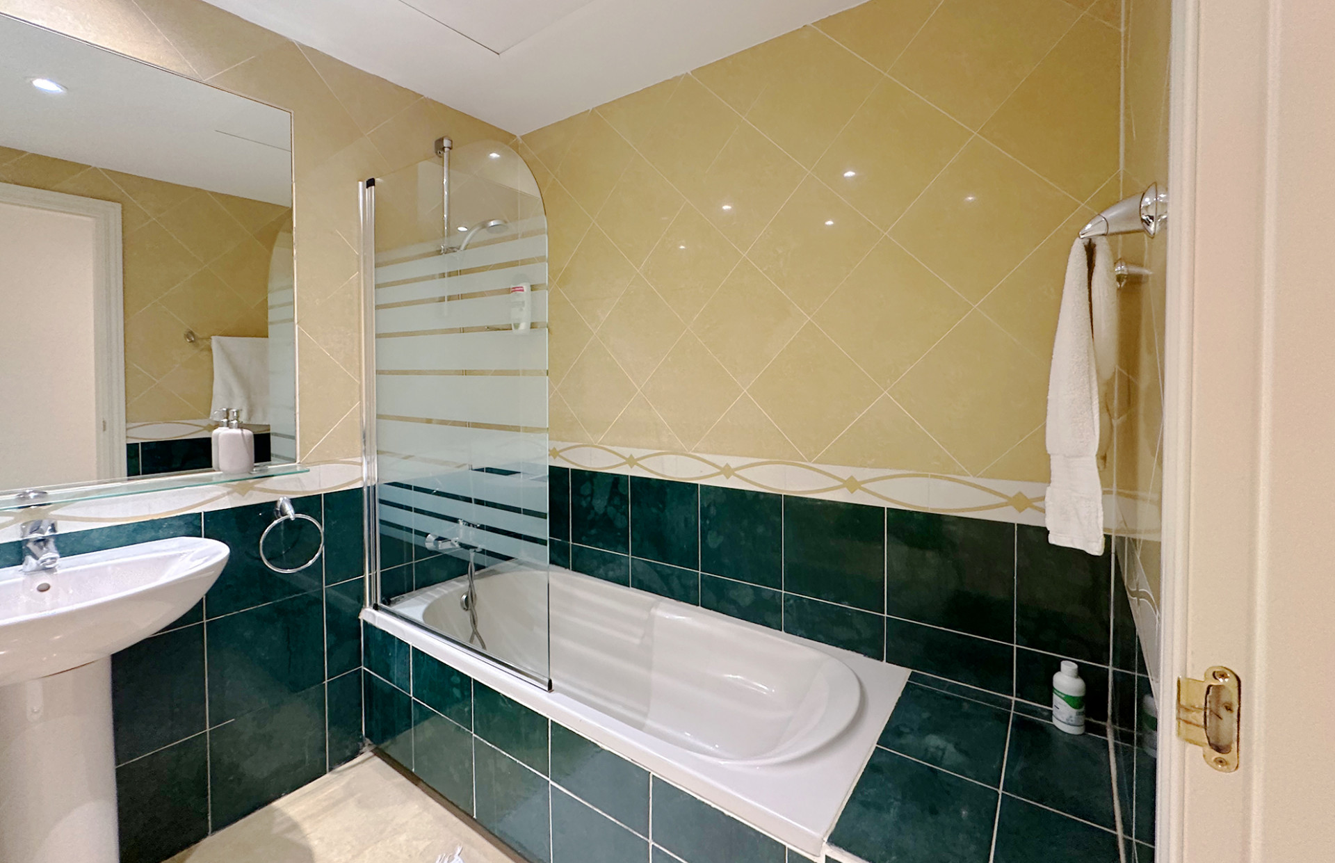 2 bedroom Ground Floor Apartment in Marbella, Malaga, Spain – 428-04213D