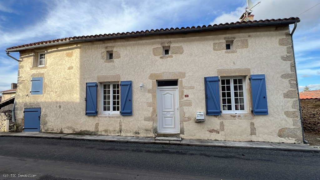 3 bedroom House in Nanteuil-en-Vallee, Charente, France – r7209