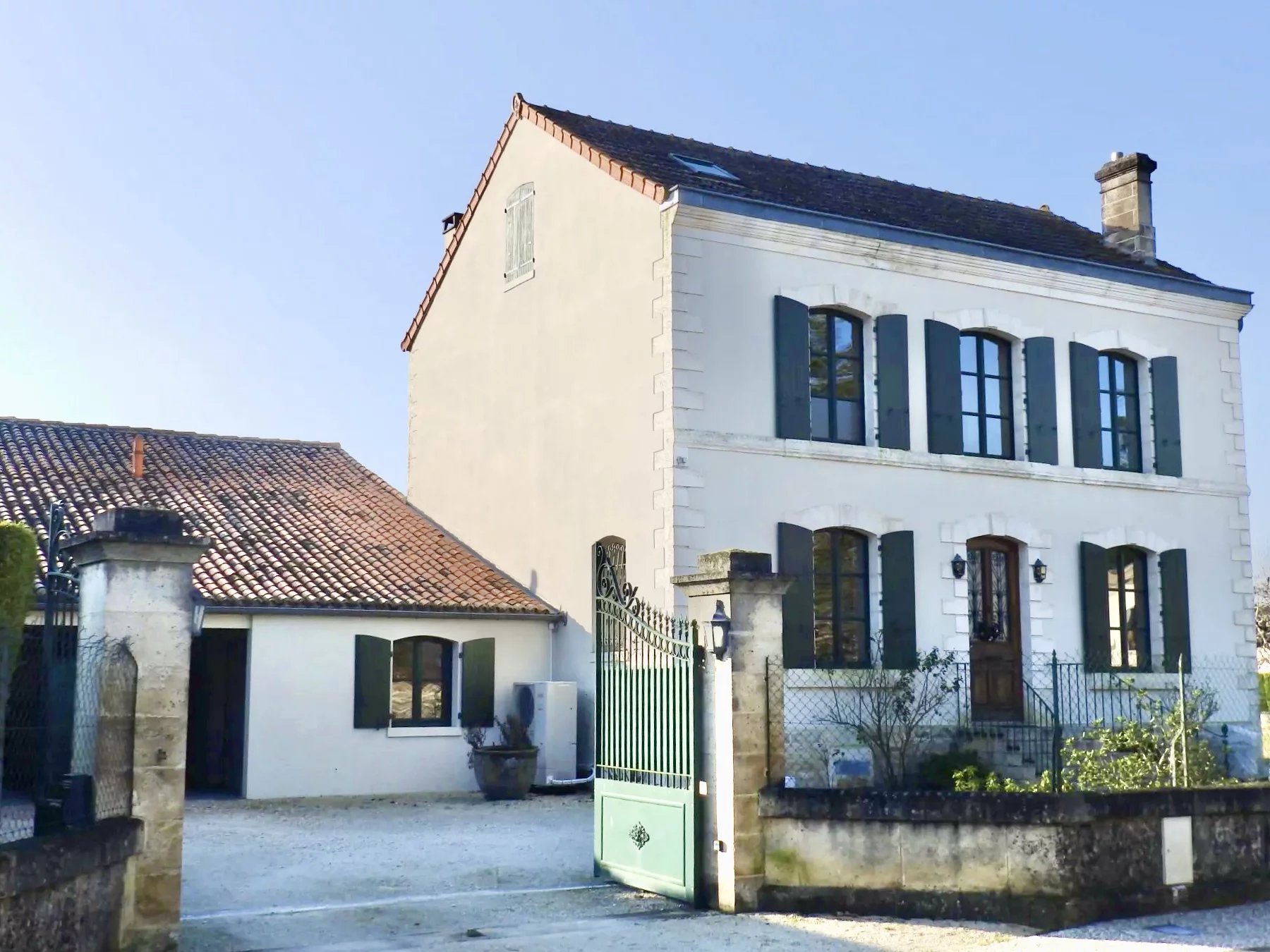 Very spacious grand 5 bedroom home with a 2 bedroom guest house, outbuildings and garden all within walking distance of the town centre., Aquitaine – France – BVI73423