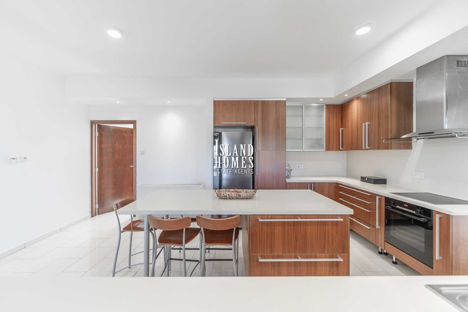 6 bedroom Detached in Deryneia, Famagusta, Cyprus – DeR184