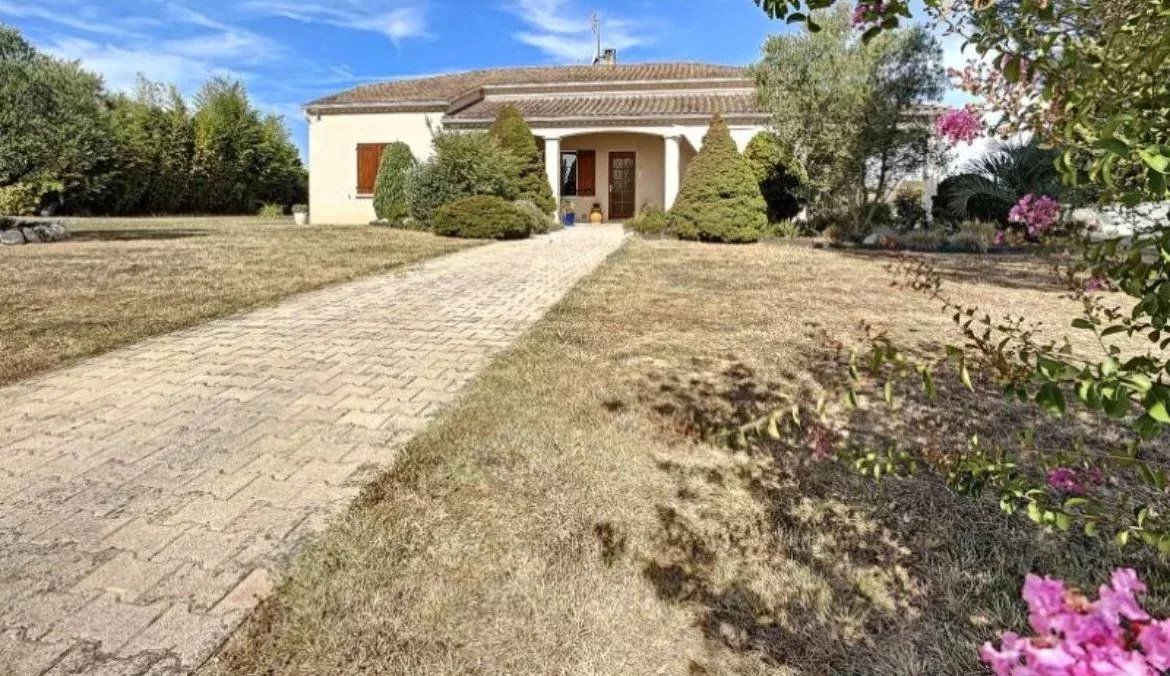 Spacious 3  bedroomed house with garden and swimming pool, Nouvelle-Aquitaine – France – BVI74804