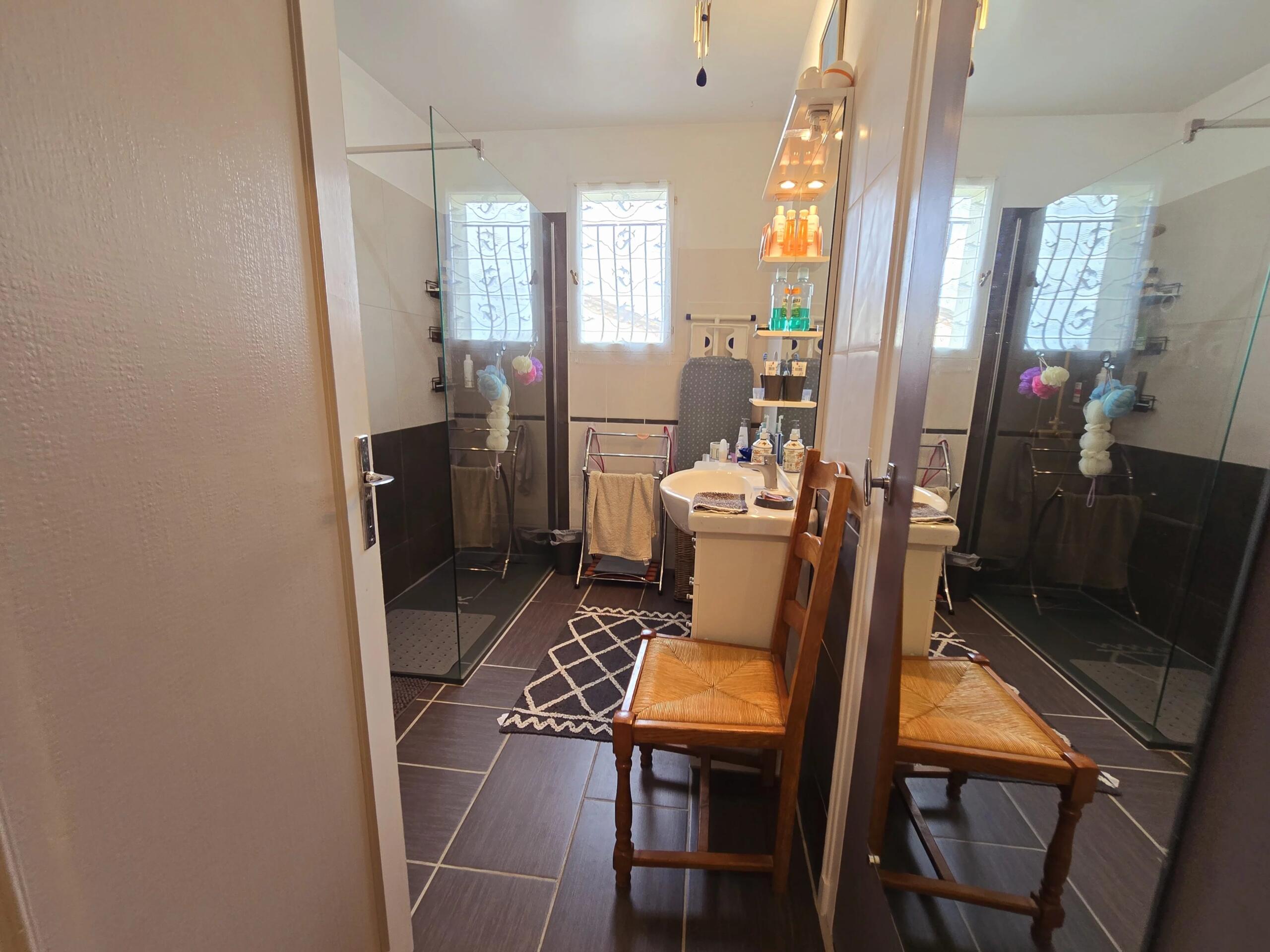 Two bedroom modern property with pool and garage, Aquitaine – France – BVI79815