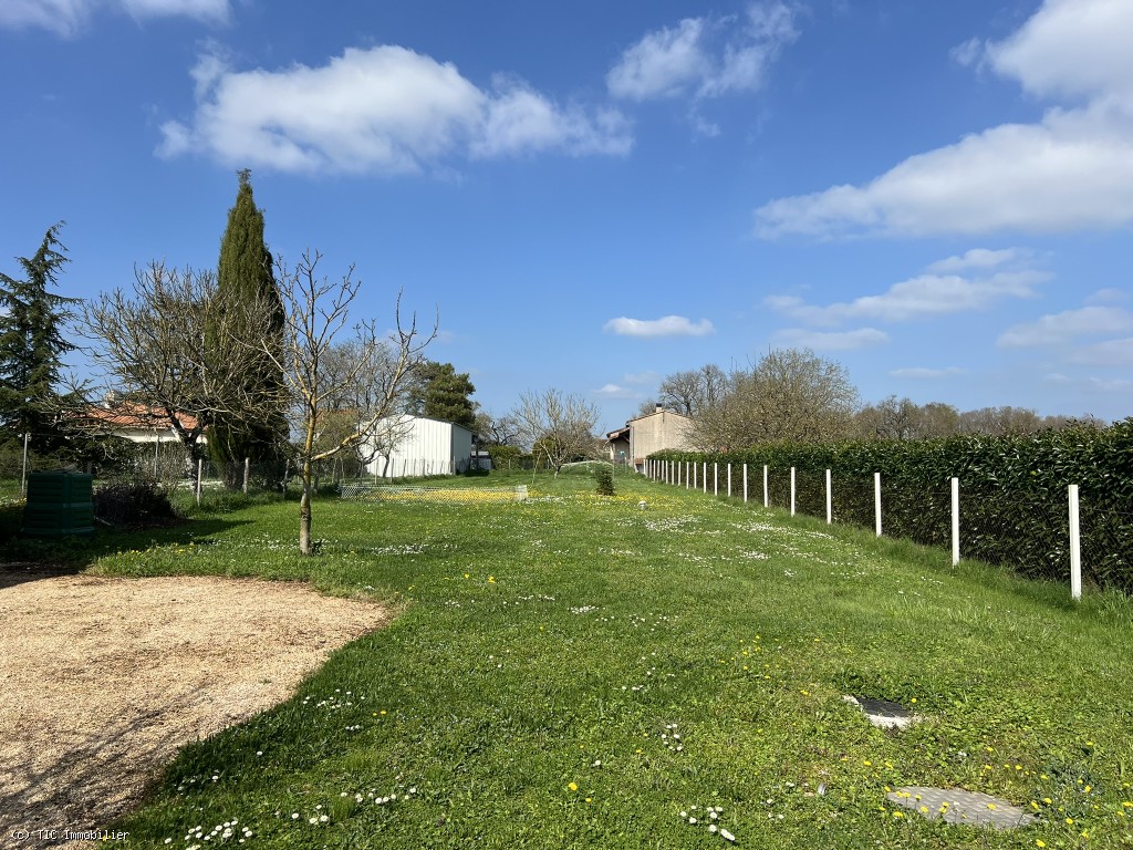 5 bedroom House in Ruffec, Charente, France – r7233