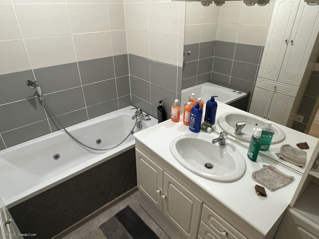 5 bedroom House in Ruffec, Charente, France – r7233