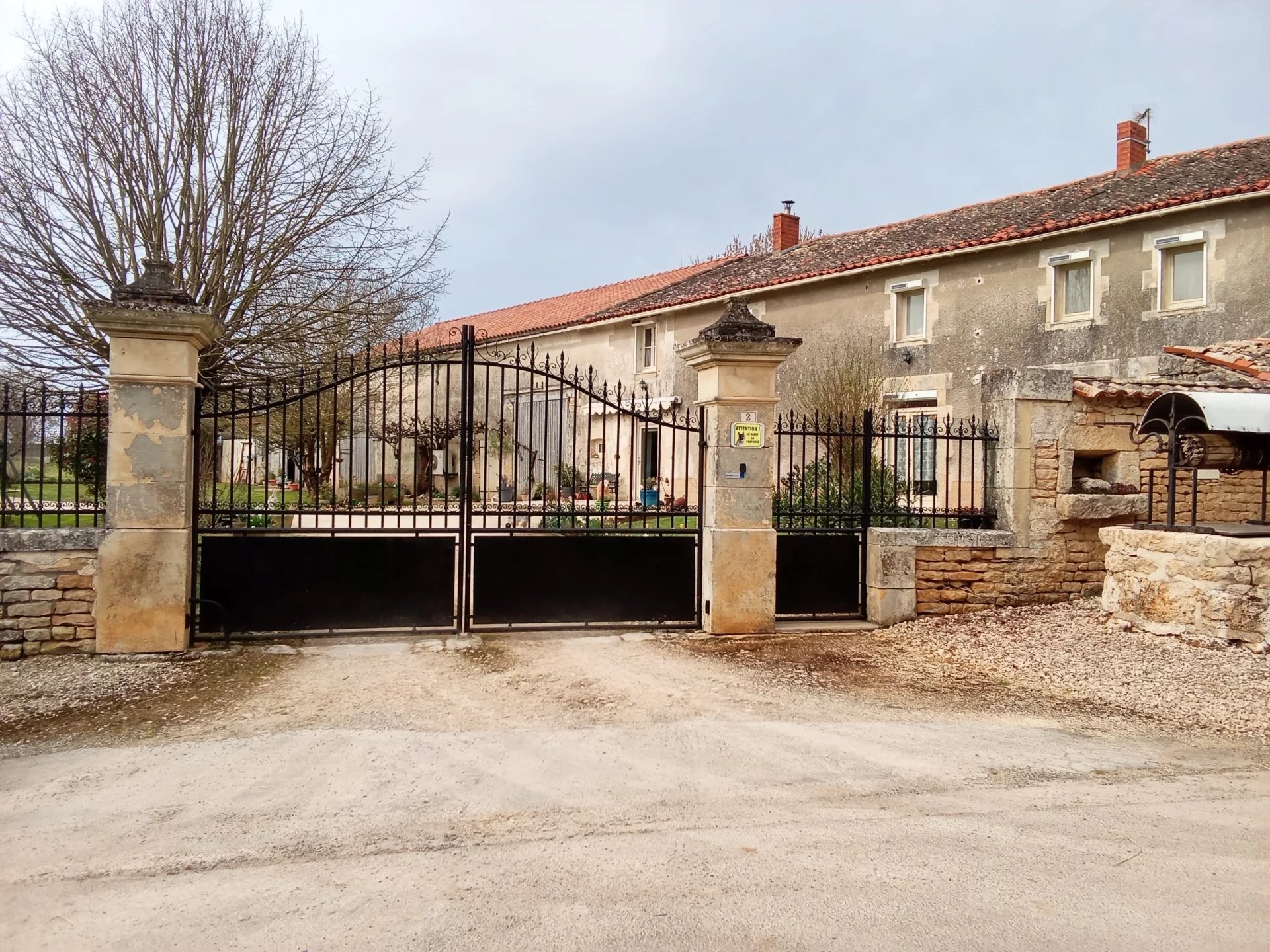 Pretty 5-bedroom stone house, Poitou-Charentes – France – BVI80002