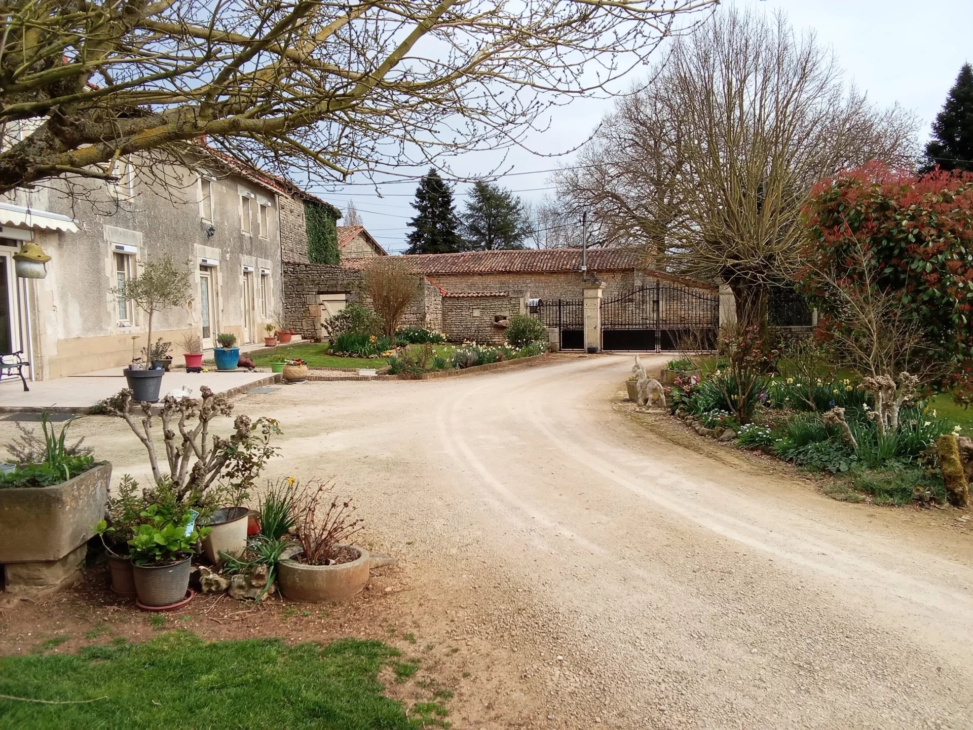 Pretty 5-bedroom stone house, Poitou-Charentes – France – BVI80002