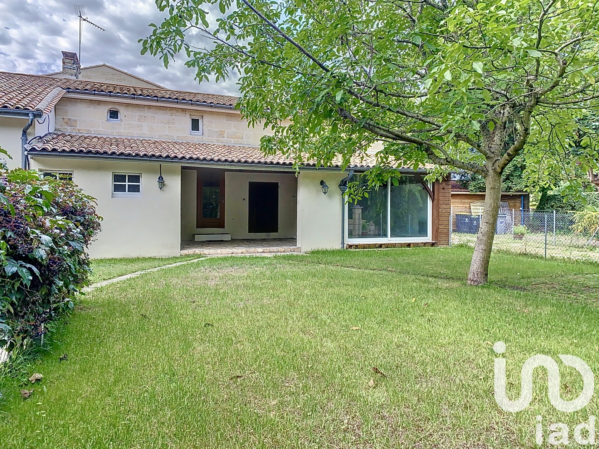 5 bedroom Maison in Abzac, FR – 1720438